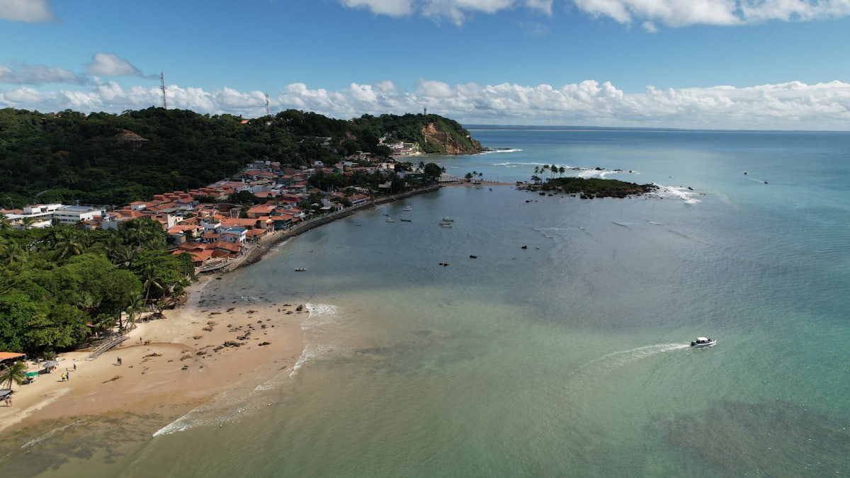 Village côtier avec maisons face à la mer, Bahia