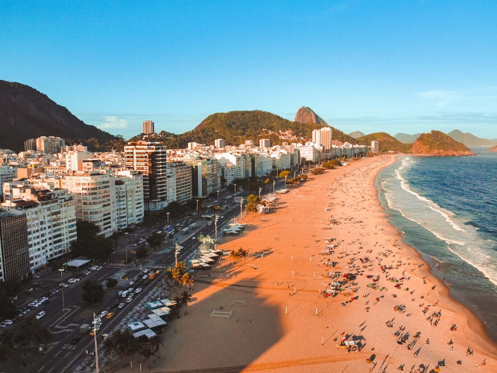 La plage de Copacabana vue d'en haut, avec la promenade et le Pain de Sucre au loin